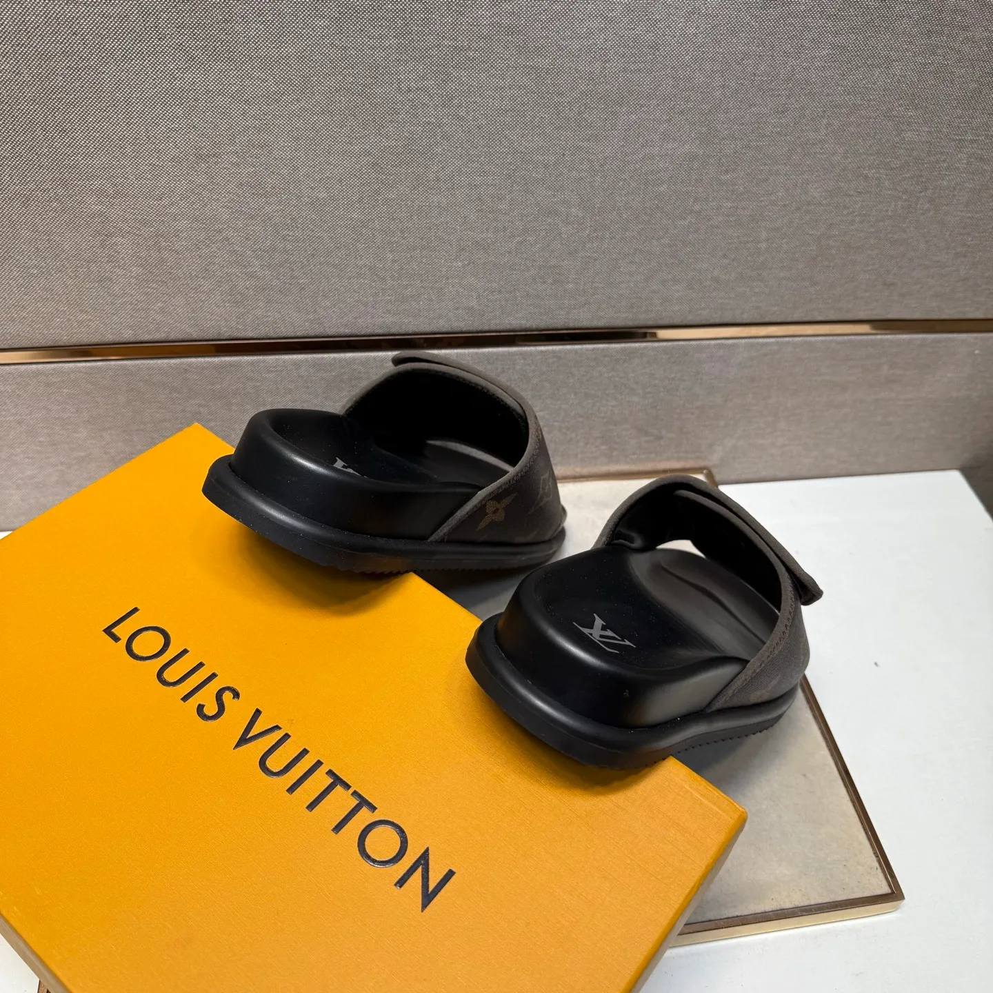 ⬛️Men's shoes 💰p320 [LV～] Men's casual slippers 2025z cabinet sales simultaneously 🔶Size: 38-44 #️⃣ 🔷3 colors🔜The upper is made of multi-material splicing ➕Genuine leather lining, comfortable and breathable, sole: original comfortable and wear-resistant outsole, ⚠️real thing📱photographed🎬real thing is better📢📢📢